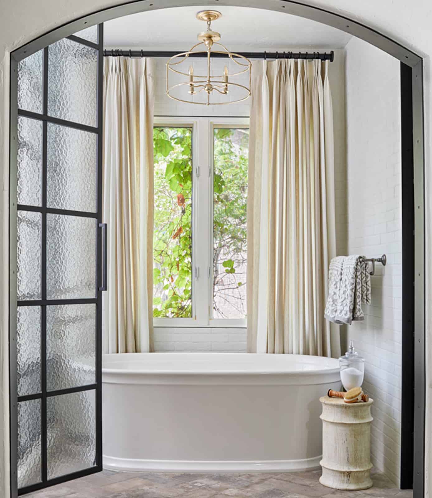 Farmhouse style bathroom interior design